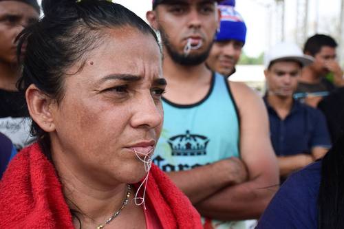 Los indocumentados, que permanecen en Tapachula, también comenzaron una huelga de hambre.