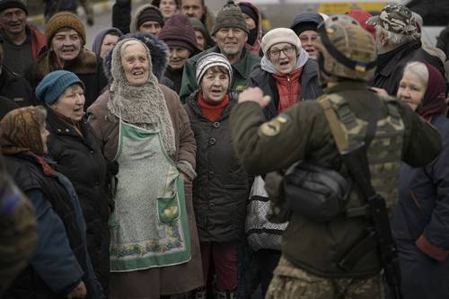 Convoyes militares y de ayuda humanitaria de Ucrania asisten a pobladores de Bucha.