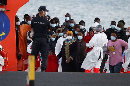  El rescate del 17 de junio de 2021 de una embarcación inflable a la deriva en la que viajaba medio centenar de africanos en busca de recibir el estatus de refugiado. Foto Europa Press