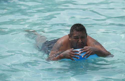 Un remanso de frescura ante los 30 grados de ayer, en el Balneario Olímpico de la colonia Pantitlán.