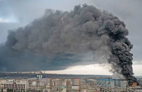 Ataques aéreos rusos sacudieron ayer por la mañana el estratégico puerto de Odesa, en el Mar Negro, informó un funcionario del ministerio ucranio del Interior.