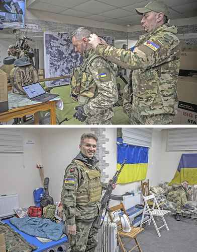 La Guardia Territorial de Kiev es integrada por voluntarios ucranios e incluso extranjeros (algunos de ellos en ambas imágenes) que ante la invasión rusa decidieron sumarse a la línea de combate. Cada día preparan las misiones que realizarán; mientras los líderes conversan, otros alistan su equipo. Todos se agrupan en su búnker, donde descansan, esperan órdenes o seleccionan el material médico que se podría necesitar en caso de que algún compañero sea herido.