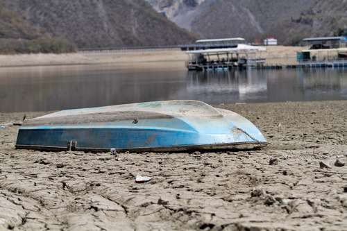 Los paseos en bote en la presa de la Boca, municipio de Santiago, Nuevo León, han sido afectados por los bajos niveles que registra.