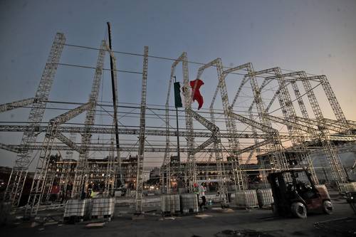 Aspecto del montaje de la reproducción de la Capilla Sixtina en el Zócalo, cuyo acceso será gratuito del 19 de abril al 19 de mayo.