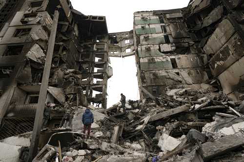  Residentes de un edificio de departamentos destruido por bombardeos rusos en la ciudad ucrania de Borodyanka buscan algunas pertenencias entre los escombros. Foto Ap