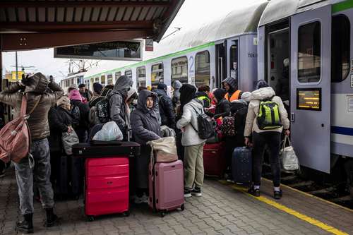  Refugiados llegan a la estación de la ciudad de Przemysl, en Polonia, y se apresuran a abordar el tren que los llevará a Varsovia. El ministerio ruso de Defensa reportó ayer la destrucción de 134 instalaciones militares ucranias al continuar la operación militar en el país eslavo. El presidente ruso, Vladimir Putin, advirtió sobre la escalada de precios de los energéticos a escala mundial, producto de las sanciones que le ha impuesto Occidente. Foto Afp