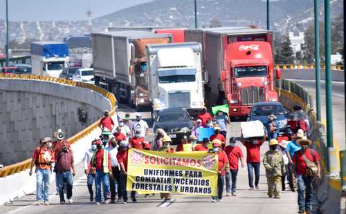 Bomberos y personal de Protección Civil de Guerrero protestaron ayer en la Autopista del Sol para exigir mejores condiciones laborales. Seña-laron que desde el gobierno del perredista Zeferino Torreblanca (2005-2011), no han recibido equipo de rescate y protección para combatir incendios. Los empleados realizaron boteo y después se reunieron con autoridades estatales en Chilpancingo.