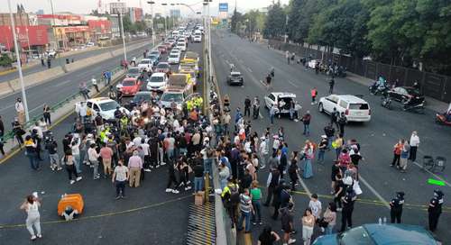 Alrededor de 150 personas bloquearon desde las 9:30 hasta casi las 23 horas el bulevar Ávila Camacho para exigir el arresto del homicida de Hugo Carbajal, de 15 años.