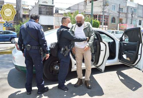 En redes sociales se hizo viral el video en el que varios sujetos agreden a un automovilista que viajaba con su familia sobre Circuito Interior Río Churubusco, a la altura de División del Norte, en la alcaldía Benito Juárez, los cuales fueron detenidos.