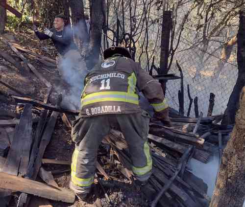 Aproximadamente mil 500 metros de pasto seco y madera ardieron en la colonia San Salvador Cuauhtenco, alcaldía Milpa Alta.