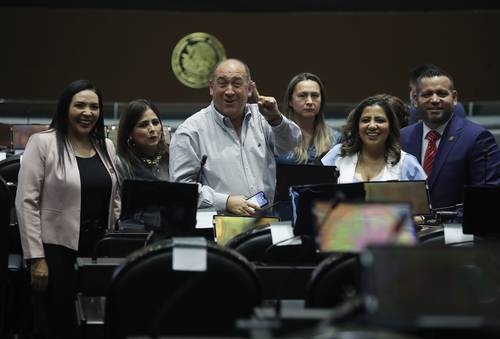 La Cámara de Diputados conmemoró ayer el Día Nacional del Cáncer de Pulmón y el aniversario luc-tuoso de Martin Luther King. En la imagen, integrantes de la bancada del Partido Revolucionario Institucional, que es encabezada por Rubén Moreira (centro).