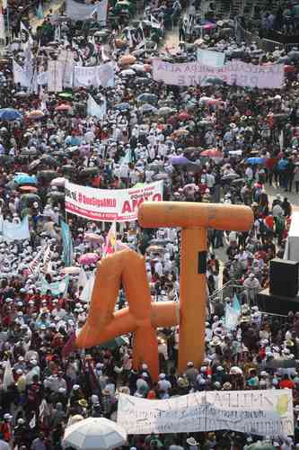  A pesar del calor, miles de personas acudieron al llamado de la dirigencia morenista y refrendaron su apoyo a la propuesta de cambios del presidente López Obrador y respondieron positivamente a la pregunta de si votarán el domingo. Foto Luis Castillo