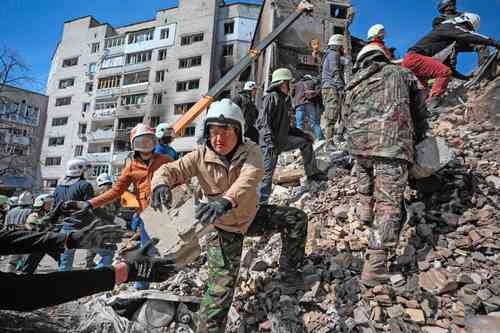 Rescatistas en misión de búsqueda de supervivientes en inmuebles bombardeados en Borodianka, al noroeste de Kiev.