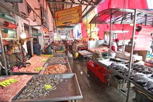Venta de pescados y mariscos en el mercado de La Nueva Viga, donde comerciantes comentaron que las ventas están a la baja, a pesar de que es la temporada de cuaresma y se está a días de la Semana Santa, en la que esperan recuperarse.