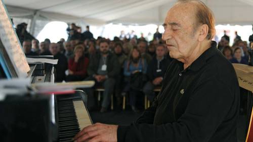 Ángel Estrella toca el piano para los presos del penal Libertad, donde también estuvo encarcelado, el primero de julio de 2012.