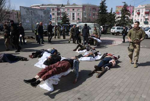 El presidente ucranio, Volodymir Zelensky, calificó el ataque de una acción deliberada contra los desplazados. En la imagen, militares y personal de emergencias atendieron a las víctimas.