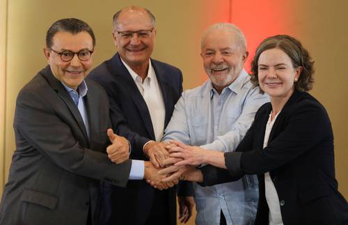 El presidente del Partido Socialista Brasileño, Carlos Siqueira; el ex gobernador de Sao Paulo Geraldo Alckmin, el ex presidente de Brasil (2003-2010) Luiz Inácio Lula da Silva y la presidenta del Partido de los Trabajadores, Gleisi Hoffmann, celebran la alianza política que busca ganar la presidencia al actual mandatario derechista Jair Bolsonaro.