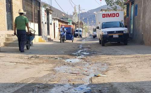 “Estamos molestos debido a que las aguas negras fluyen por las calles y huele muy feo”, señalaron pobladores de Huiziltepec, municipio de Eduardo Neri, Guerrero.