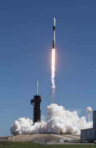 A bordo de un cohete de SpaceX, tres empresarios y un ex astronauta partieron ayer desde el Centro Kennedy, en Cabo Cañaveral, Florida, hacia la Estación Espacial Internacional, donde permanecerán más de una semana, en una misión organizada por la compañía Axiom Space. Desde 2000 han viajado varios novatos, pero todos en cohetes Soyuz y acompañados de cosmonautas.