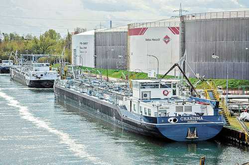 Buquetanque en un depósito de combustible para calefacción cerca de la refinería de BP Gelsenkirchen, en Alemania. Después de que la UE prohibió la importación de carbón ruso, el mercado teme que el embargo llegue al gas y el petróleo.