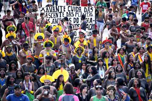 Indígenas brasileños de varias etnias participan en una protesta contra el presidente Jair Bolsonaro frente al Congreso Nacional en Brasilia.
