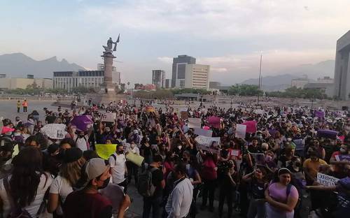 La movilización fue realizada horas después de que la FGJNL confirmara que el cuerpo hallado en un domicilio de Apodaca corresponde a María Fernanda Contreras, de 27 años, quien fue reportada como desaparecida el 3 de abril.