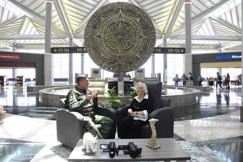 Gustavo Ricardo Vallejo conversó con Elena Poniatowska sobre la construcción del Aeropuerto Internacional Felipe Ángeles.