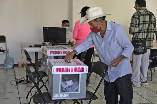 Ciudadanos emiten su voto en la ciudad de Oaxaca, Oaxaca, con el semáforo verde de la pandemia de covid-19.