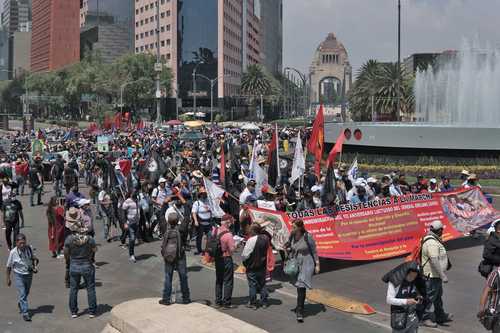 La Coordinadora encabezó una marcha hacia el Zócalo capitalino, a la que se sumaron, entre otros, representantes de pueblos indígenas, obreros, trabajadores ambulantes, campesinos y participantes de la Caravana en Defensa del Agua y de la Vida.