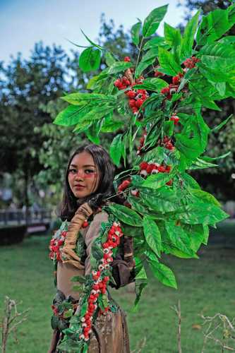  Casi 40 modelos, de 15 pueblos indígenas, acudieron a la mayor metrópolis de la Amazonia para participar en la primera edición de la Exposición Intercultural de Moda Indígena. Foto Afp