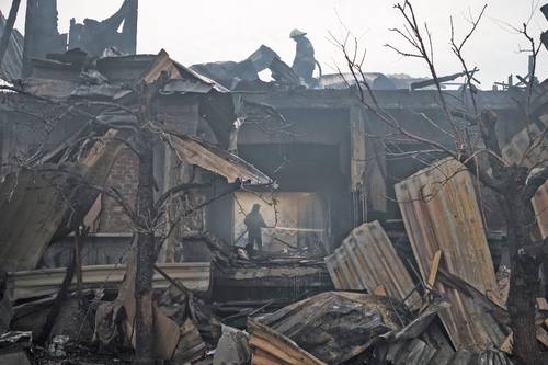 Bomberos combaten el fuego en una casa que fue blanco de un ataque de las fuerzas rusas en la ciudad ucrania de Járkov. Ayer Ramzan Kadyrov, líder checheno, publicó un video en redes sociales en el cual asegura que “va a empezar una ofensiva a fondo, no sólo contra Mariupol”. En tanto, el canciller ruso, Serguei Lavrov, reiteró que la operación militar debe poner fin a la expansión de la OTAN hacia el este.