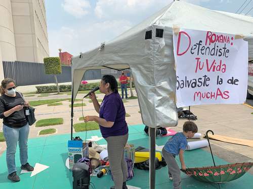 Activistas se manifestaron ayer frente a los juzgados en Nezahualcóyotl para exigir que Roxana, quien asesinó a su violador, continúe su proceso en libertad.