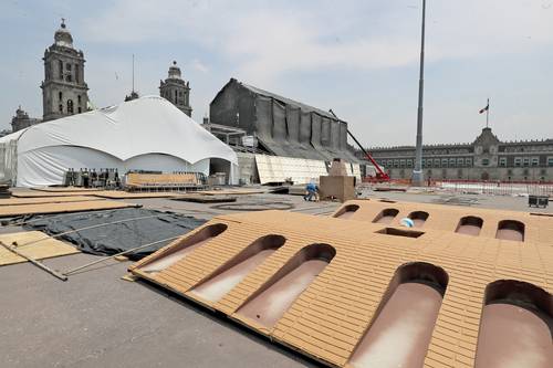 Trabajadores del gobierno capitalino trabajan para instalar la réplica de la Capilla Sixtina, la cual se podrá apreciar del 19 de abril al 19 de mayo en el Zócalo.