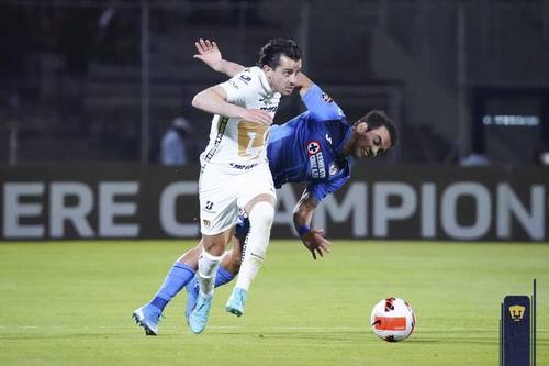 Alan Mozo, de Pumas, y Adrián Aldrete, de Cruz Azul durante el partido de ida, que ganaron 2-1 los universitarios.