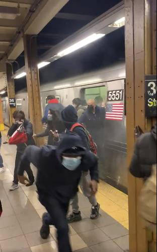  Pánico debido a un tiroteo ayer en una estación del Metro, en Brooklyn. Foto Ap