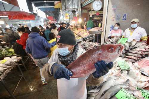 Aglomeraciones inevitables en el mercado de pescados y mariscos.