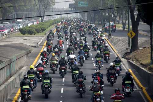  Ante el aumento de eventos de tránsito en los que están involucrados motociclistas, la Secretaria de Movilidad (Semovi) puso en marcha la “motoescuela”, cuyo objetivo es mejorar las habilidades de quienes comienzan a utilizar la motocicleta y dotar a las personas que utilizan este vehículo con herramientas prácticas para evitar incidentes. En busca de disminuir este tipo de hechos de tránsito, en agosto de 2021 se inició la expedición de licencias A1 y A2 para motociclistas, de las cuales se han entregado 7 mil 911, según los últimos datos proporcionados por la Semovi. Para otorgar estas licencias, los usuarios deben acreditar un examen teórico y práctico. Foto María Luisa Severiano