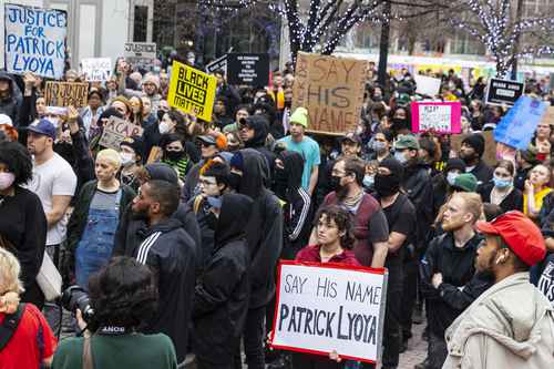 Decenas de manifestantes salieron a las calles de Grand Rapids, Michigan, anoche, después de que se hicieron públicos videos de la muerte de un joven afrodescendiente a manos de un policía blanco. La imagen, filmada el pasado día 4, muestra a un agente sobre la espalda de Patrick Lyoya, de 26 años, momentos antes de dispararle, presuntamente, en la cabeza. Poco antes del disparo, se ve al oficial y a Lyoya forcejeando en el suelo por la pistola eléctrica del uniformado, cuyo nombre no ha sido revelado. Los manifestantes llevaban pancartas de Black Lives Matter (Las vidas de los negros importan) y coreaban: “no hay justicia, no hay paz”.