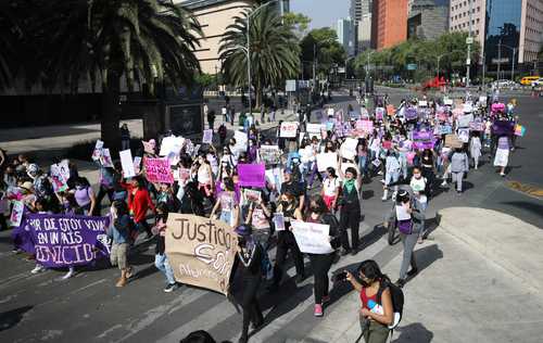 Alumnos del Cecyt 14, del IPN, se manifestaron ayer afuera de la Fiscalía General de Justicia de la Ciudad de México para exigir la búsqueda y aparición con vida de una estudiante de esta vocacional y otra del Cecyt 1, desaparecidas hace varias semanas.