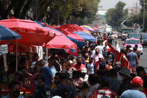 DEL MAR A LA MESA. Ante la esperada presencia masiva de capitalinos para comprar pescados y mariscos sobre calzada de la Viga, en la alcaldía Venustiano Carranza, las autoridades dispusieron de un operativo especial de vigilancia.