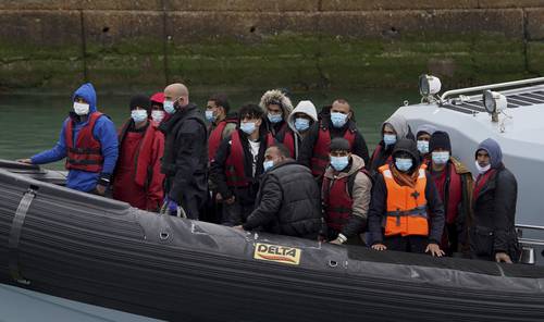 Miles cruzan en pequeñas embarcaciones el Canal de la Mancha para llegar a la costa sur británica. En la imagen, tomada esta semana, la policía fronteriza traslada a Dover a un grupo de indocumentados.