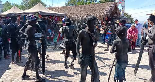 Habitantes de la colonia Zitakua, en Tepic, pertenecientes a la etnia cora, se “borraron” (pintaron sus cuerpos de negro) para emular la pelea entre el bien y el mal, mientras chocaban varas de madera. La tradición, suspendida por dos años debido a la pandemia de covid-19, es una adaptación de los festejos de Semana Santa mezclados con el ritual na’ayari, dedicado al inicio de la temporada de lluvias, la fertilidad y el renacimiento de la vida, y que resulta atractiva para el turismo.