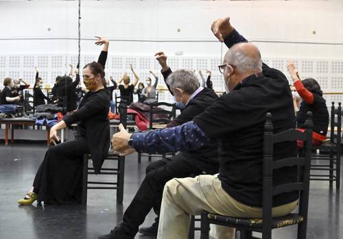 El Ballet Nacional de España, dirigido por Rubén Olmo, imparte clase de danza a un grupo de personas de la Asociación Parkinson Móstoles y de Aparkam a fin de visibilizar esta enfermedad neurodegenerativa y colaborar con un programa dedicado a estos pacientes.