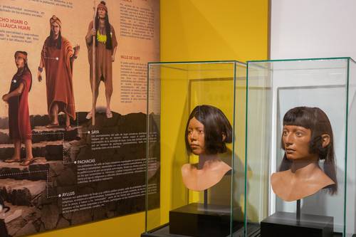 Imágenes, réplicas de rostros de habitantes de la época y piezas artesanales transmiten al público la cultura y las virtudes de la milenaria civilización de Caral en la muestra Los valores de la civilización Caral: Reflexiones para el buen vivir, en el distrito de San Isidro, en Lima, Perú. La exposición, que concluirá el 29 de mayo, comprende toda una iconografía de esa civilización considerada la más antigua de América Latina, y tiene la finalidad de dar a conocer, especialmente entre los peruanos, el “legado cultural” que ésta representa.
