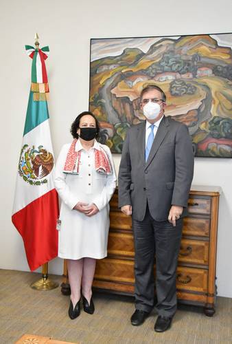 Susana Peón apoyó a Gustavo Iruegas en momentos difíciles como embajador en Nicaragua. En la imagen, con Marcelo Ebrard, tras ser nombrada titular de Protocolo en la cancillería.