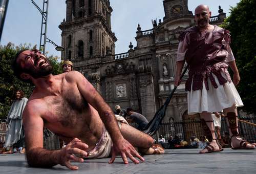 Luego de dos años de pausa por la emergencia sanitaria, ayer se volvió a escenificar la Pasión en el Zócalo. La representación de la Compañía Nacional de Teatro Clásico Fénix Novohispano fue bien recibida por espectadores nacionales y extranjeros. Francisco Hernández, director del viacrucis del Centro Histórico y de ese cuerpo teatral, dijo que la representación habla de volver a tomar el espacio público. Con información de Carolina Gómez Mena.