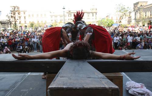 Decenas de feligreses asistieron ayer a la representación de la Pasión de Cristo que se efectuó en la Catedral de Guadalajara. Las actividades religiosas fueron suspendidas por dos años, debido al elevado riesgo de contagios de covid-19.