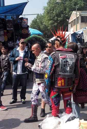 Un visitante asiduo al Tianguis del Chopo comenta: “Llegué, atraído por el olor de los acetatos, curioso de encontrarme con otros como yo”.