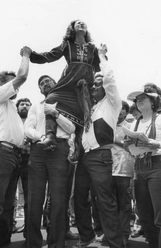 Rosario Ibarra en un mitin en calles del Centro Histórico, rumbo al Zócalo el 1º de mayo de 1988.