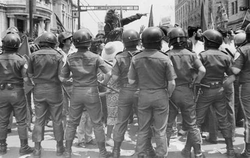 Rosario Ibarra en la marcha del primero de mayo de 1988, cuyo ingreso al Zócalo fue impedido.